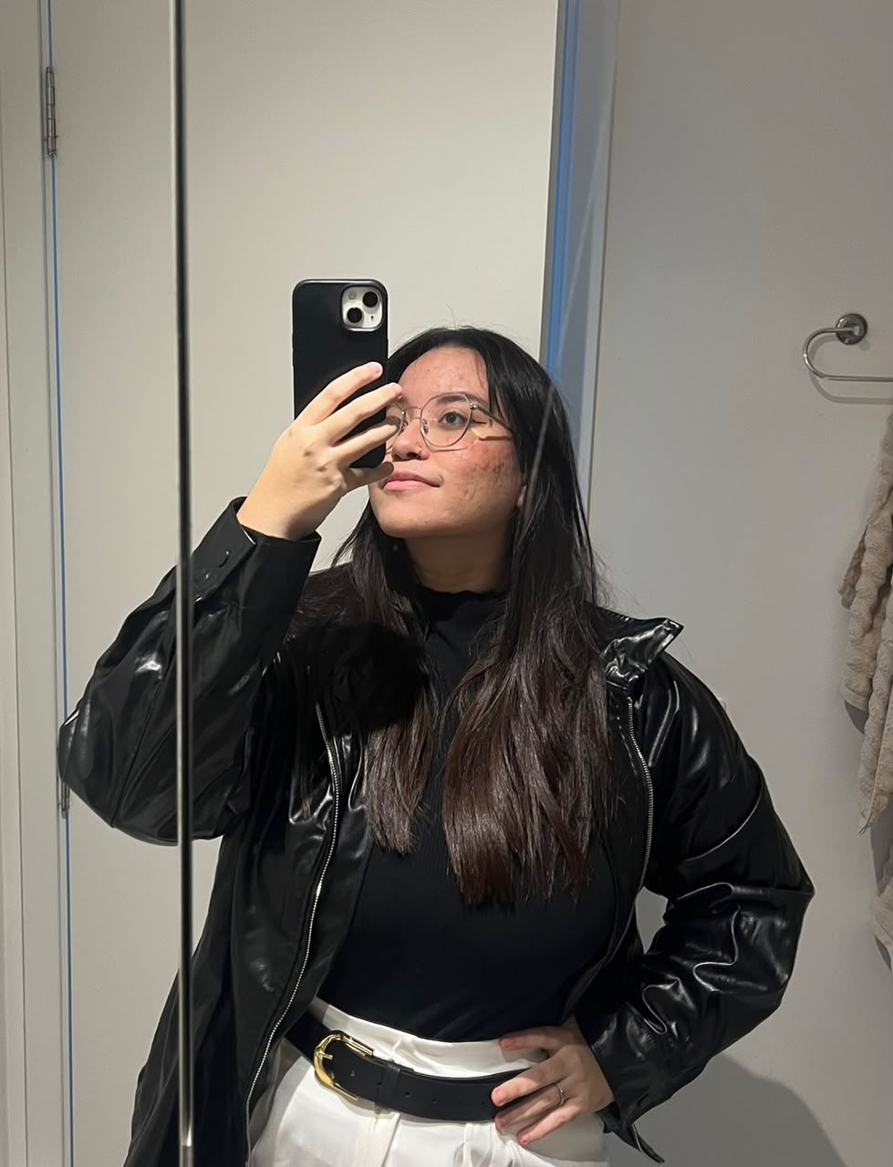 Gabi tirando uma selfie no espelho