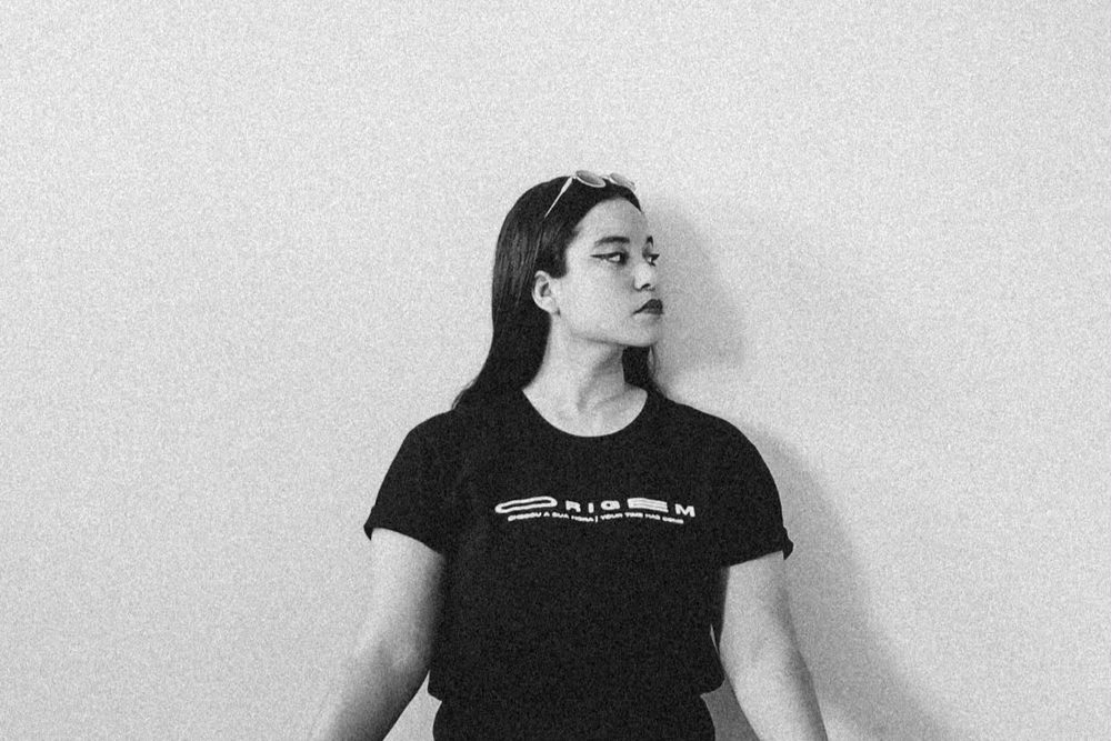 Gabi em foto preto e branco, olhando para o lado