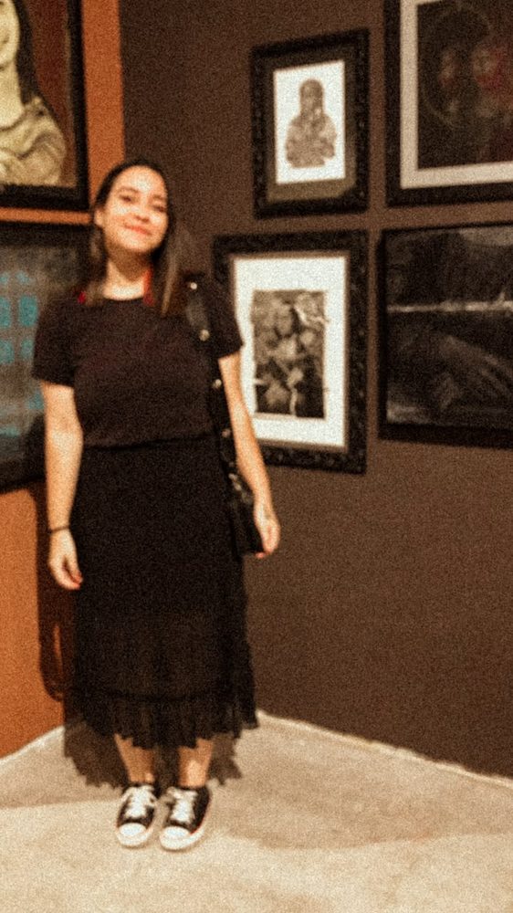 Gabi em uma exposição de arte