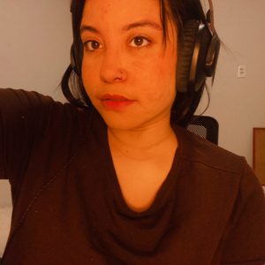 Gabi com fones de ouvido, olhando para a câmera