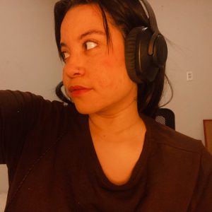 Gabi com fones de ouvido, olhando para o lado